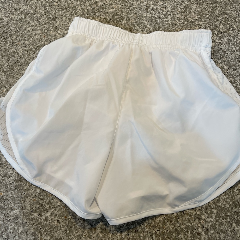 Nike women’s white athletic shorts size small in excellent condition